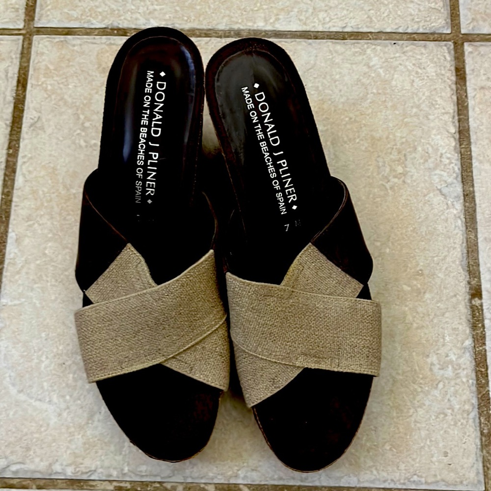 Donald Pliner Wedges Excellent Condition Elastic Bands Metallic Woven Wicker